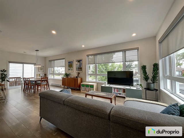 $599,900 - Townhouse for sale in Longueuil (Vieux-Longueuil) — photo 1