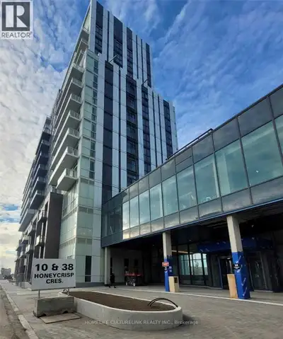 Spacious One bedroom plus Den located in the hearty of Vaughan Metropolitan Centre. Open concept lay...