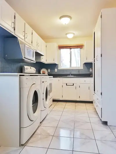 51 Uxbridge Cres, Unit A, Ottawa, ON**Three Bedroom Apartment for Rent in Ottawa, Upper Unit of Bung...