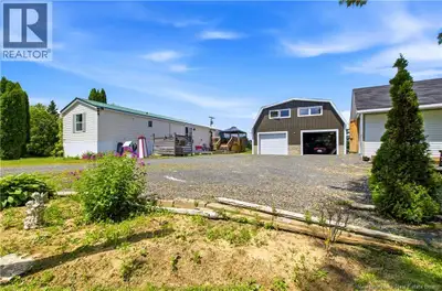 Lovely property with fantastic water views of the St. John River! 3 bedroom 2 bathroom mini home wit...