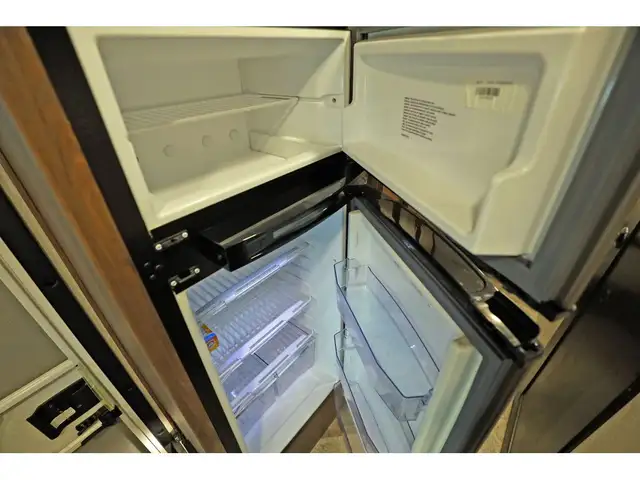 2021 Forest River Sunseeker Forester 2380 B+ DIESEL Full paint in RVs & Motorhomes in Laval / North Shore - Image 11