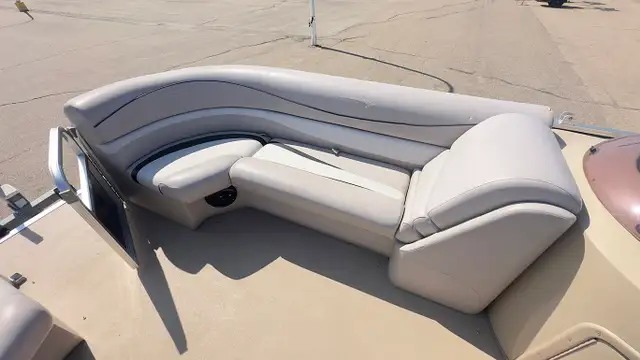 2010 Bennington 2275 GSI used pontoon boat in Powerboats & Motorboats in Prince Albert - Image 6