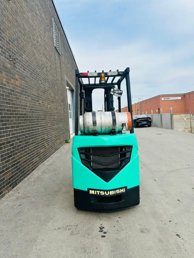 2015 Mitsubishi LPG Forklift 3000lbs capacity 3 stage mast Side- in Heavy Equipment in Mississauga / Peel Region - Image 5