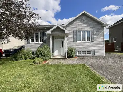 Maison avec garage détaché isolé de 14pi x 18pi avec grand stationnement extérieur. Accueillante et...