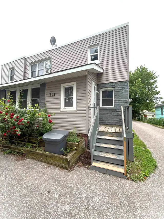 Newly Renovated 1 Bedroom Apartments Available | 721 Devine St in Long Term Rentals in Sarnia - Image 2