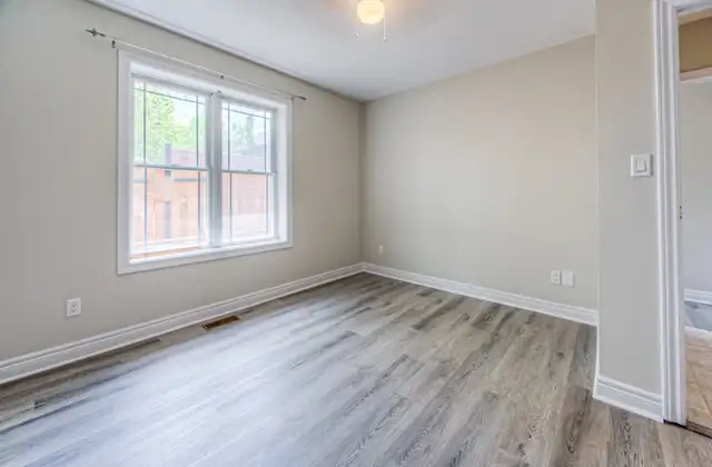 62 DORSET ST - 5 BEDROOM STUDENT UNIT AVAILABLE in Long Term Rentals in Kitchener / Waterloo - Image 21