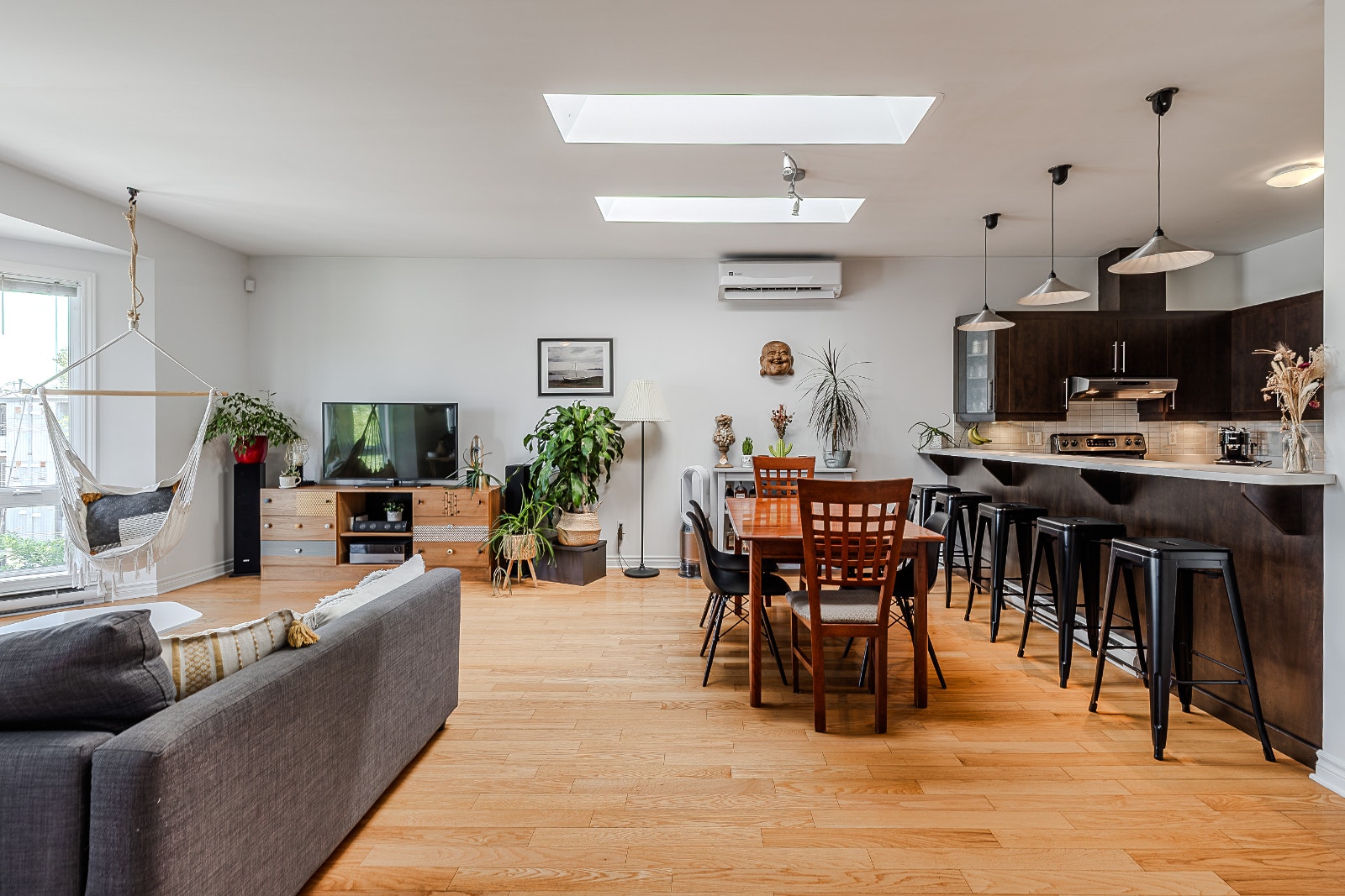 Superbe condo au dernier étage avec terrasse et stationnement — photo 1
