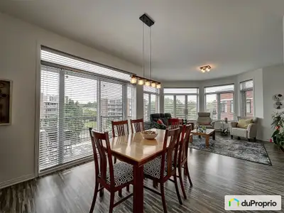 Occupation immédiate. Deux espaces de stationnement intérieur. Superbe unité de coin située au 4e ét...