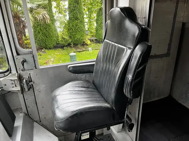 2005 Morgan Olson Workhorse 14 Foot Step Van with Shelving in Heavy Trucks in City of Montréal - Image 50