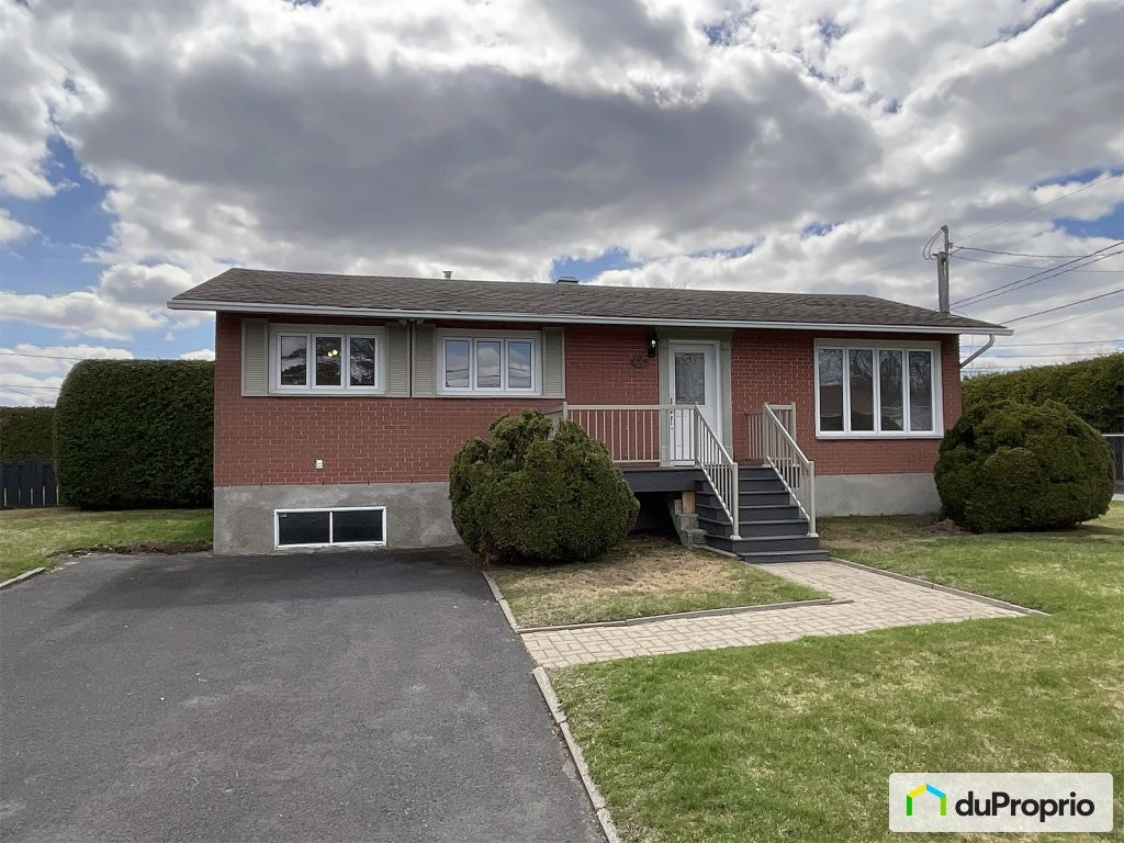 $575,000 - Bungalow for sale in St-Basile-Le-Grand — photo 1