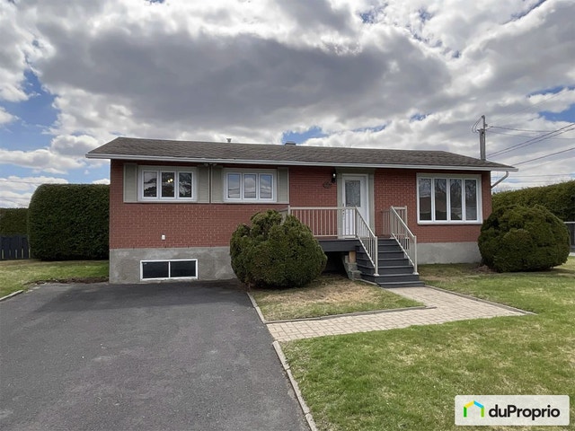 $575,000 - Bungalow for sale in St-Basile-Le-Grand — photo 1