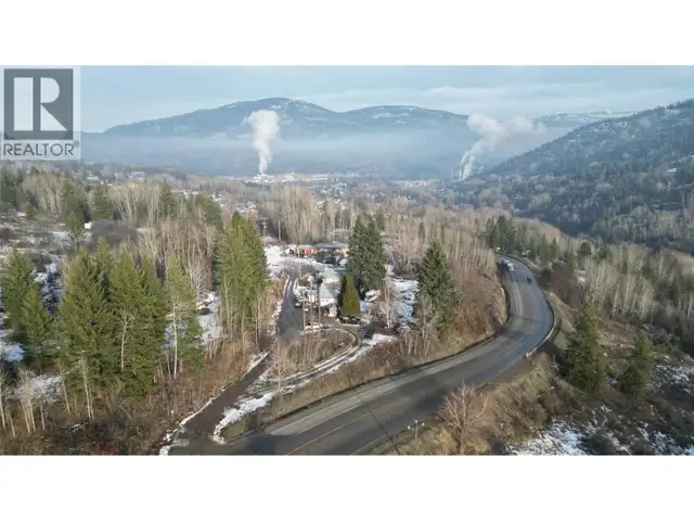1381 3B Highway Warfield, British Columbia in Houses for Sale in Nelson - Image 4