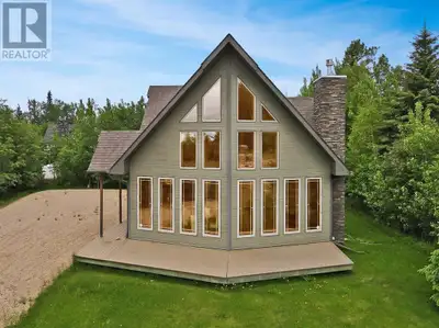 A 1300 square foot cottage in the gated community of Hilliards Bay Estates. This storey and a half c...