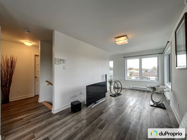 $1,100,000 - Triplex for sale in La Prairie — photo 1