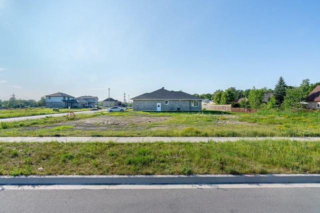 Fully serviced and ready to build on corner lot in Riverdale! in Land for Sale in Cornwall - Image 4