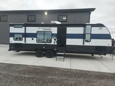 Specifications and Features: Hitch Weight: 574 lb UVW: 4,596 lb CCC: 2,978 lb Exterior Length: 29' 6...