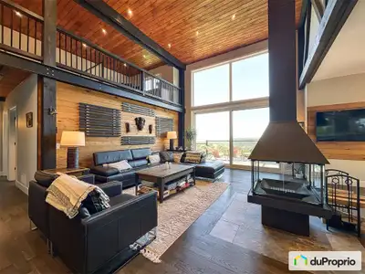 PROPRIÉTÉ UNIQUE - VUE INCROYABLE ! Découvrez cette magnifique propriété située en sommet de montagn...