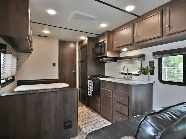2018 Autumn Ridge Outfitter 23FB in Travel Trailers & Campers in St. Albert - Image 9