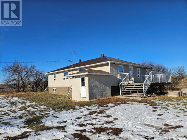 Wills Acreage White Valley Rm No. 49, Saskatchewan in Houses for Sale in Swift Current - Image 2