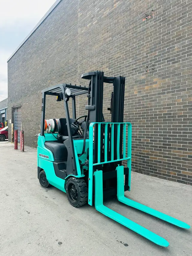 2015 Mitsubishi LPG Forklift 3000lbs capacity 3 stage mast Side- in Heavy Equipment in Mississauga / Peel Region - Image 3