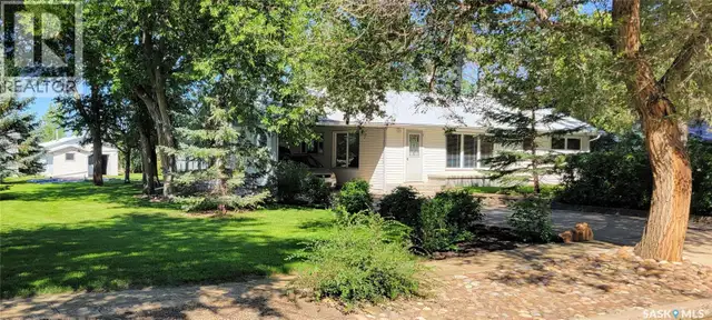 33 Main STREET Willow Bunch Rm No. 42, Saskatchewan in Houses for Sale in Moose Jaw - Image 2