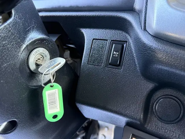 2015 Hino 358 22 Foot Dump Flatdeck with Amco Veba Crane and Air in Heavy Trucks in Regina - Image 49