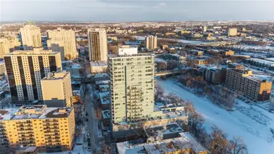 9A//Winnipeg/Showings start now. Offer as received. Perched on the 17th floor, this river-facing con...