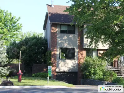 HAVRE DE PAIX AVEC COUR ARRIÈRE INCOMPARABLE: maison de ville avec garage (unité de coin) au bord du...