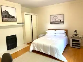 ROOM WALK TO MUN AND DOWNTOWN. SPACIOUS APT.  2 BATHROOMS.