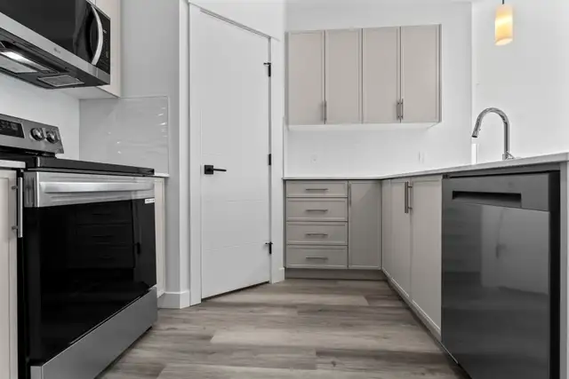 2 Bedroom + DEN!!! South Edmonton!! ONE MONTH RENT FREE!! in Long Term Rentals in Edmonton - Image 4