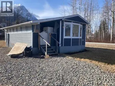 Estate sale! Affordable 927 sq ft 3 bdrm 1990 single wide mobile home on a 99'x 120' corner lot in N...