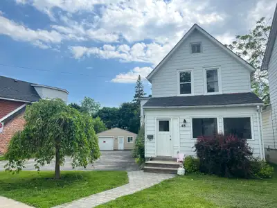 5-48 Durham, Kingston, Ontario This bright and affordable 2-bedroom, 1-bath unit is just minutes fro...