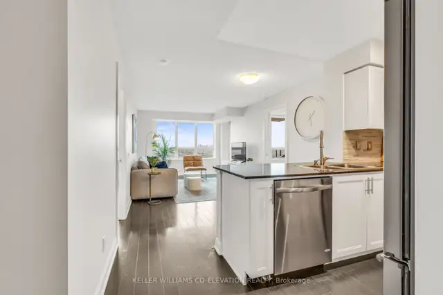 Spacious Toronto Condo: 2 Bed, SW Views in Condos for Sale in Mississauga / Peel Region - Image 2