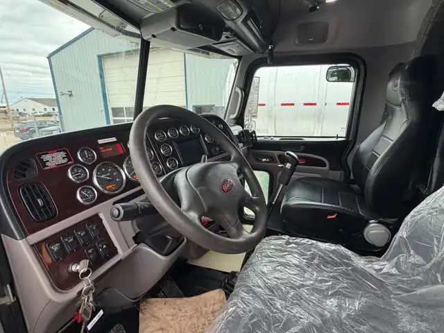 2014 PETERBILT 367 22,000L Sleeper Tank Truck in Heavy Trucks in St. Albert - Image 9
