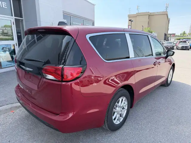 2027 Chrysler Grand Caravan SXT in Cars & Trucks in Markham / York Region - Image 7