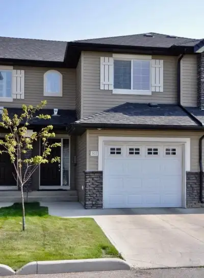 Located in the Newly Developing area of Rosewood, walking distance to Tim Horton's, medical clinic,...