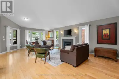 Designed with accessibility at the forefront, this beautifully maintained bungalow in Guelph's desir...