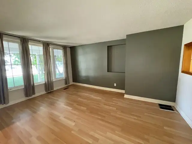 Cozy 2 Bed, 1 Bath Bungalow Near Downtown in Long Term Rentals in Barrie - Image 4