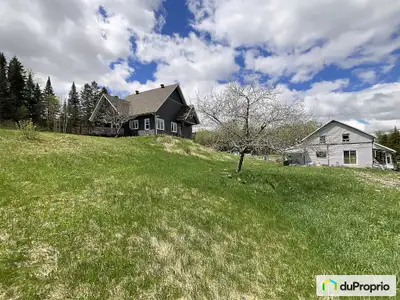 Charmante propriété devant le magnifique lac Squatec avec vue sur les couchers de soleil. La nature...