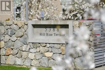 THE PINNACLE at SAYWARD HILL Enjoy 180 degrees of SUN & VIEWS from this exceptionally spacious, brig...