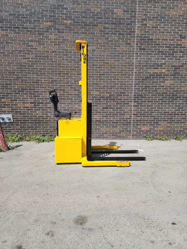 Big Joe Stacker WALK-BEHIND Forklift with 3000lbs capacity in Heavy Equipment in Mississauga / Peel Region - Image 3