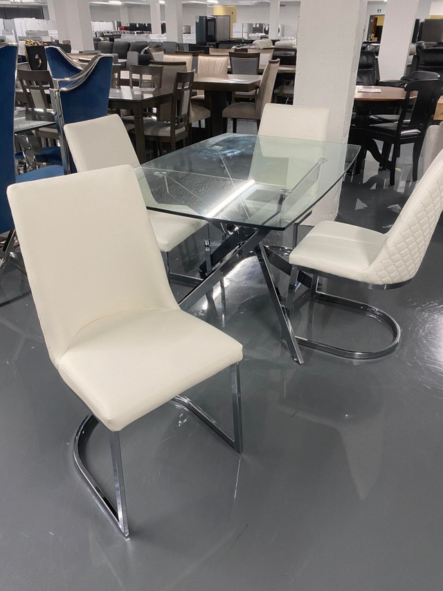 Econoplus Signature! Table en verre trempé avec chaises blanches dans Mobilier de salle à manger et cuisine  à Ville de Québec - Image 2