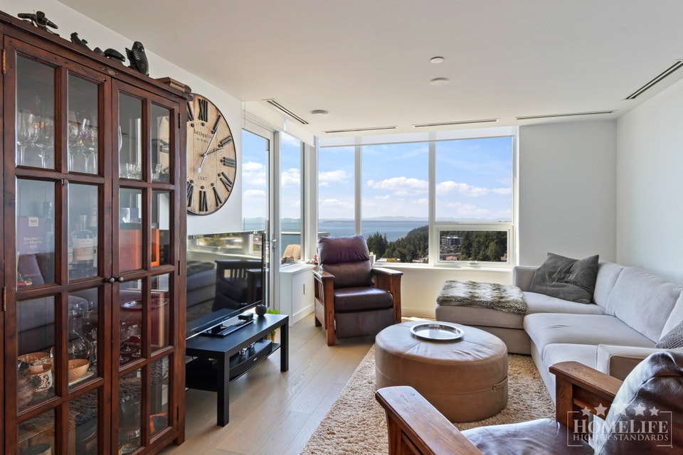 Stunning 2 Bed, 2 Bath Condo with Ocean Views in White Rock 3