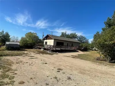 R36//RM of Park/2 BEDROOM HOME RIGHT IN THE TOWN OF ONANOLE. L SHAPED LIVINGROOM/DININGROOM AREA WIT...