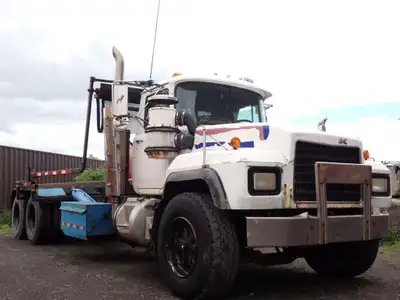 2001 Mack RB688S Mack RB688S 2001 Mack RB688S 2001 maintenant disponible chez Camions Lussicam à Sai...