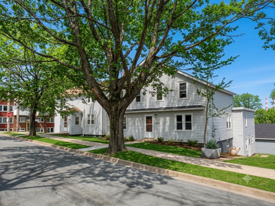 Available Now! Newly renovated 1 Bedroom + den , 1 Bath Flat north end Halifax! Walk in to eat-in ki...