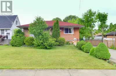 Beautifully maintained bungalow situated on a desirable street in East Hamilton. This bungalow style...