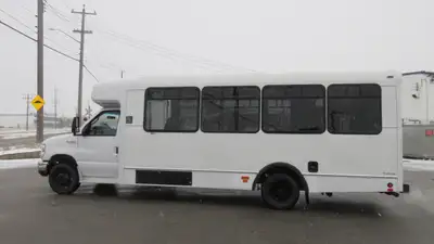 2017 FORD F-450 18 PASSENGER BUS Amvic Licenced... - 18 PASSENGER BUS - 6.8L V10 GAS ENGINE - Transm...