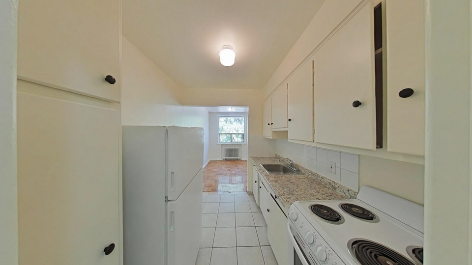 Bachelor Apartment for Rent - 1607 Victoria Park Avenue 3