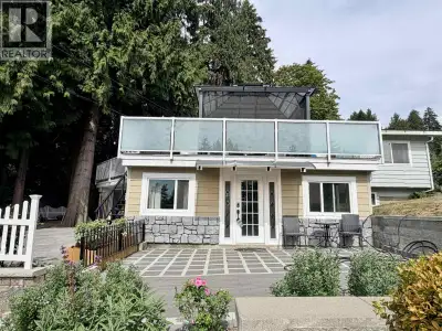 Beautiful ground-level rental suite featuring 2 bedrooms and 1 bathroom, with a spacious and functio...
